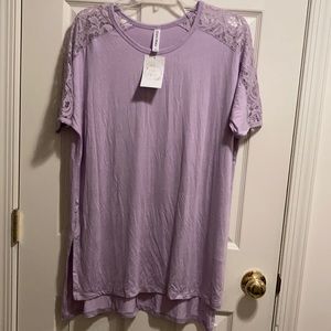 🔲🔲 Zenana Premium Top with Lace Sleeves (size M) NWT